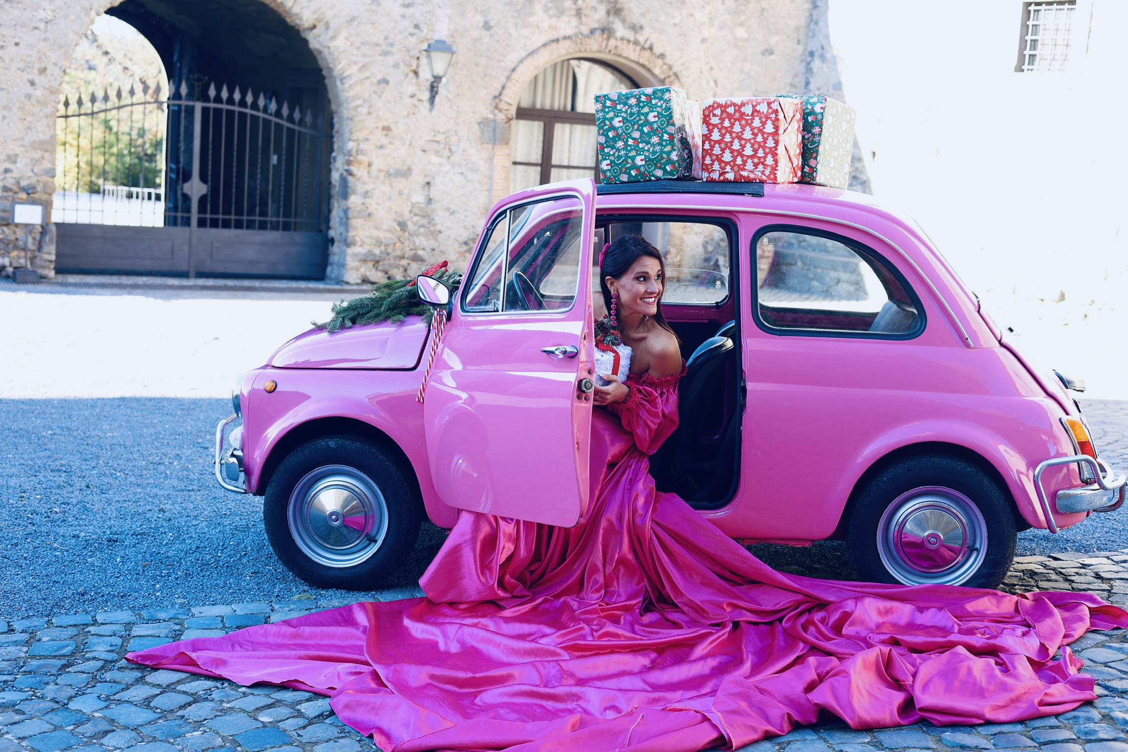 Martina a bordo della sua Fiat 500 d'epoca